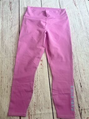 NWT Fabletics PowerHold High Waisted Pink Capri Leggings Women’s Large Yoga Gym